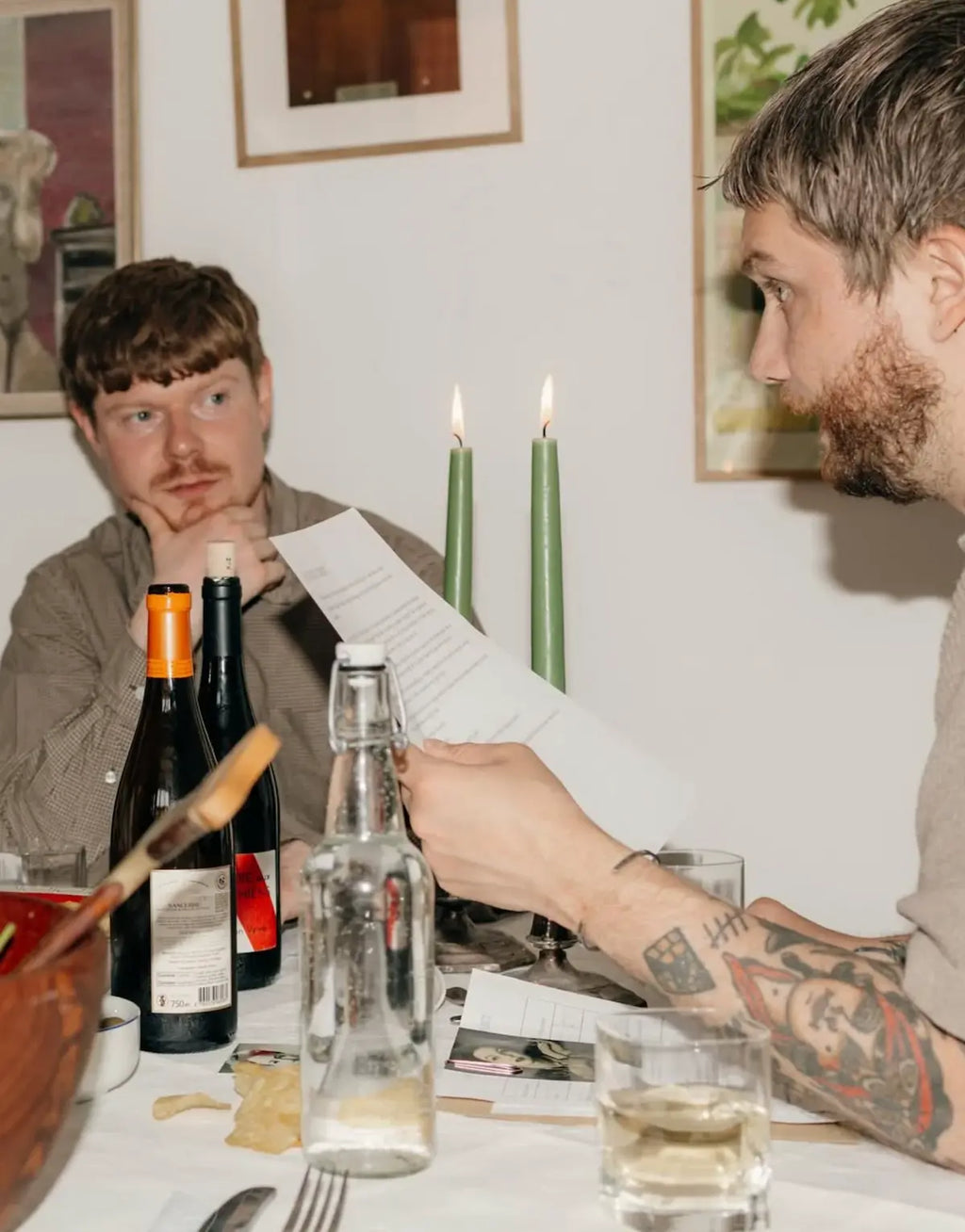 Vrienden spelen samen een moordmysterie thuis